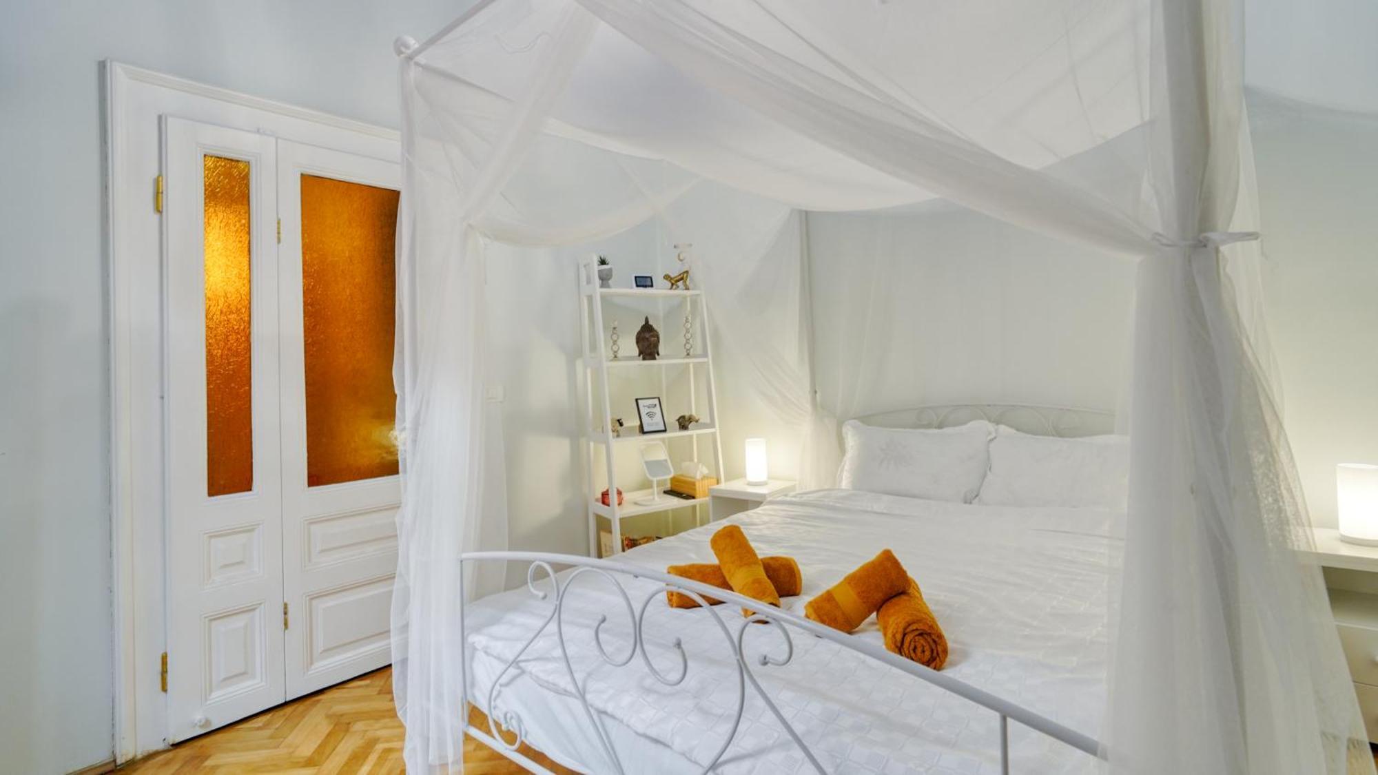 2 Bedroom Oldtown Mountain View Apartment With Private Terrace And High Ceilings Rooms Brașov Exterior foto