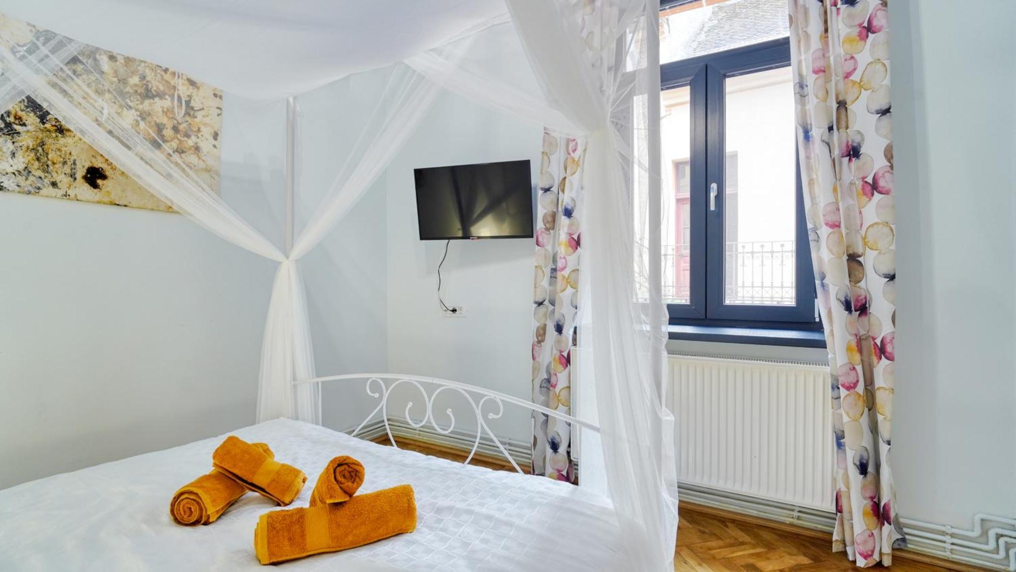 2 Bedroom Oldtown Mountain View Apartment With Private Terrace And High Ceilings Rooms Brașov Exterior foto